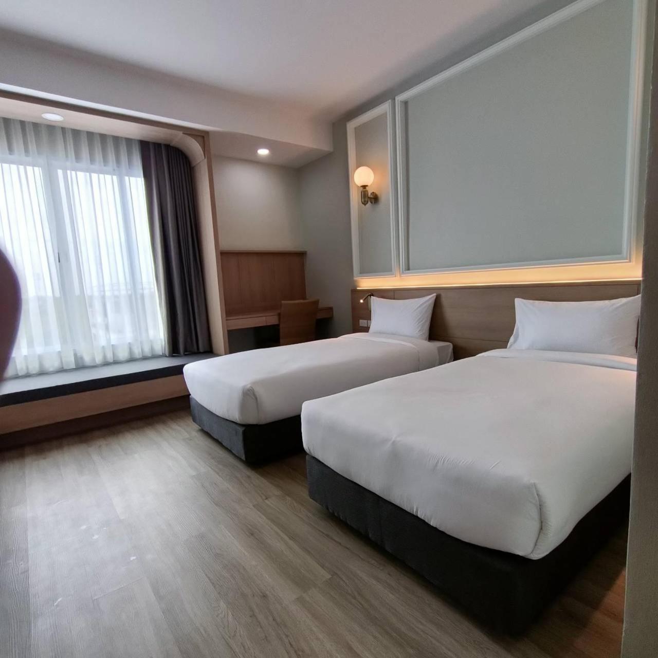 Mayflower Grande Suite Hotel Phitsanulok Bagian luar foto