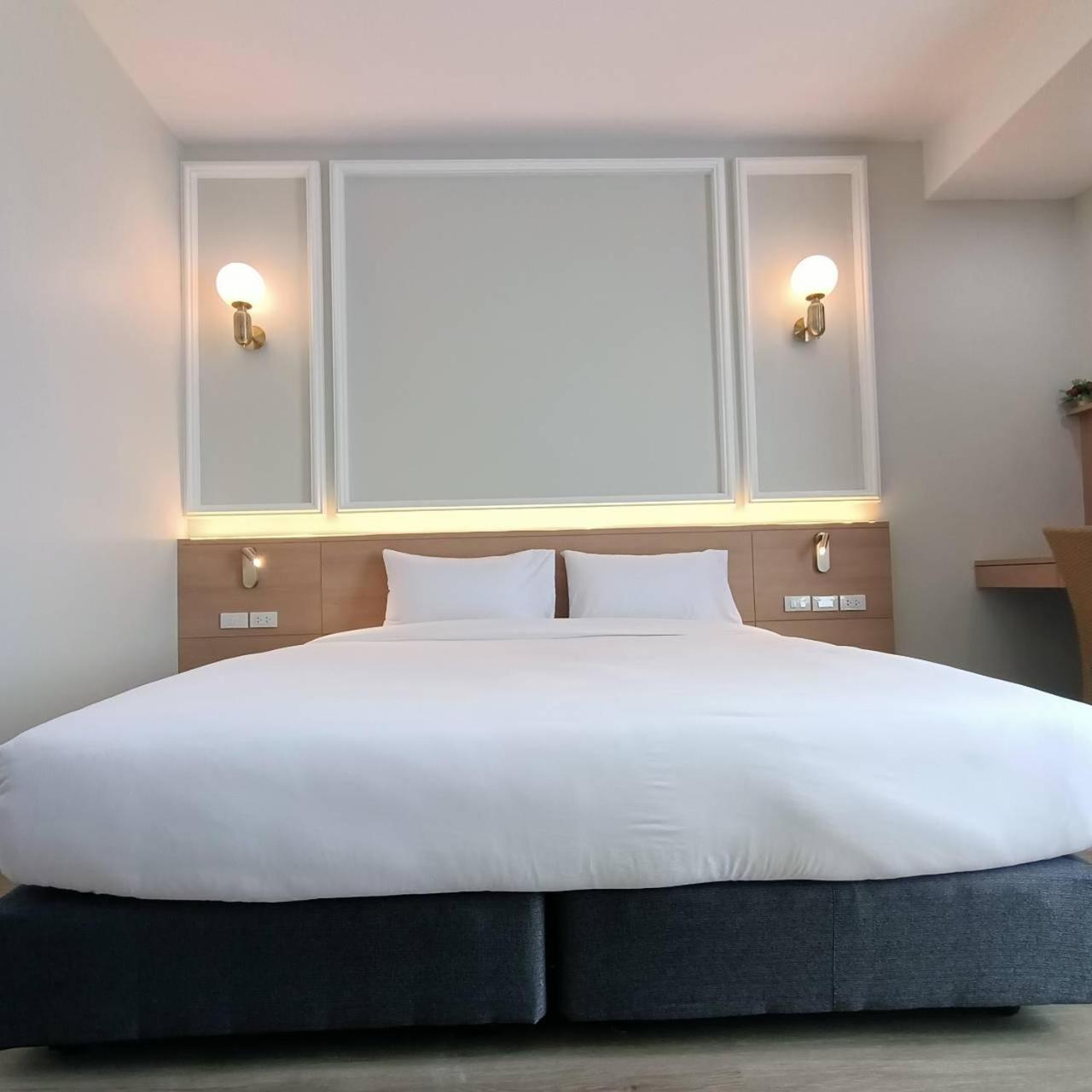 Mayflower Grande Suite Hotel Phitsanulok Bagian luar foto