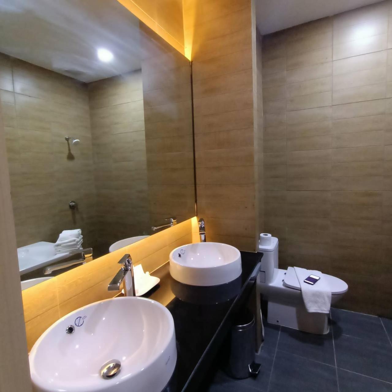 Mayflower Grande Suite Hotel Phitsanulok Bagian luar foto