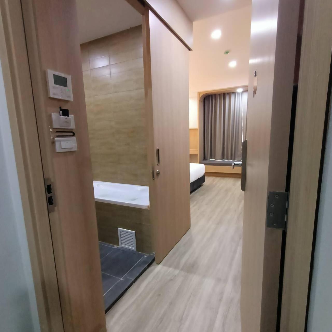 Mayflower Grande Suite Hotel Phitsanulok Bagian luar foto